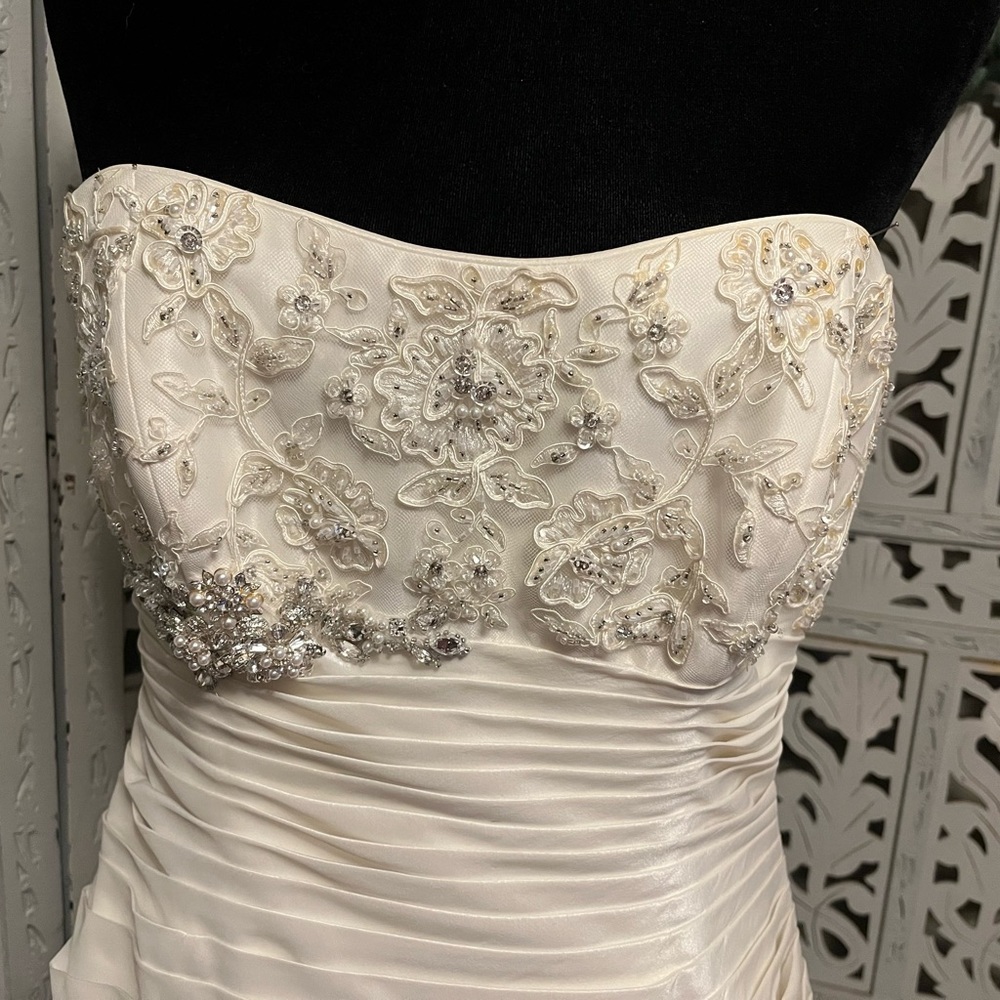 👰‍♀️HOST PICK👰‍♀️ WHITE SILKY SMOOTH WITH LACE & TRAIN WEDDING DRESS GOWN - Picture 4 of 16